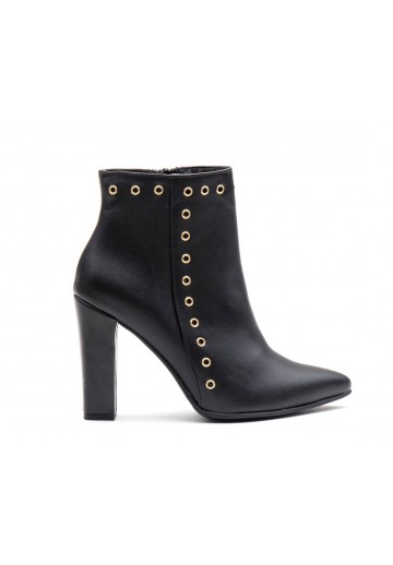 Czarne botki na słupku