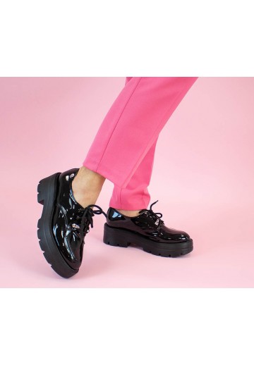 Czarne lakierowane półbuty