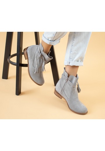 Szare botki zapinane na zamek