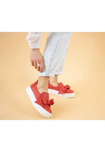 Czerwone trampki z kokardą