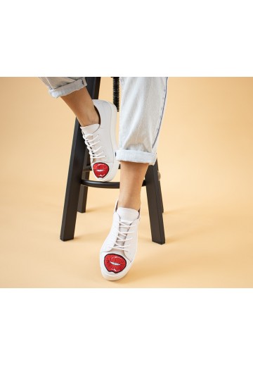 Białe trampki z ozdobą