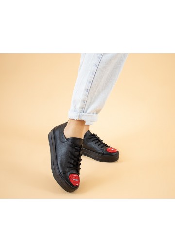 Czarne trampki z ozdobą