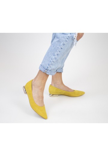 Żółte baleriny na niskim...