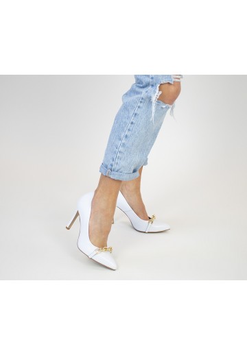 Białe czółenka ze złotą ozdobą