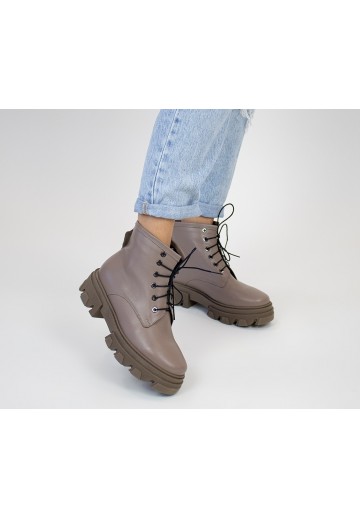 Beżowe wiązane botki