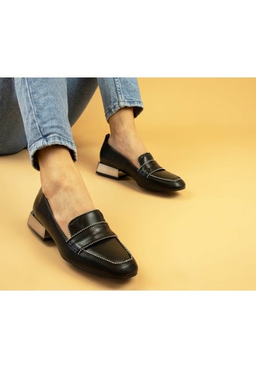 Czarne czółenka na niskim...