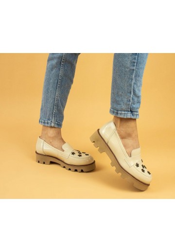 Beżowe mokasyny z ozdobnymi...