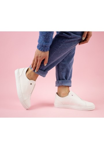 Białe wsuwane trampki