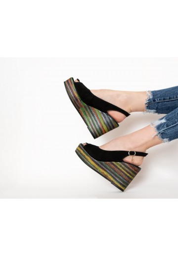 Czarne sandały na koturnie