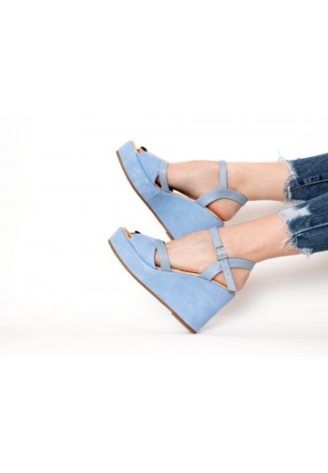 Niebieskie sandały na koturnie