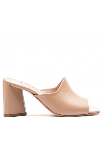 Beżowe klapki na szerokim...