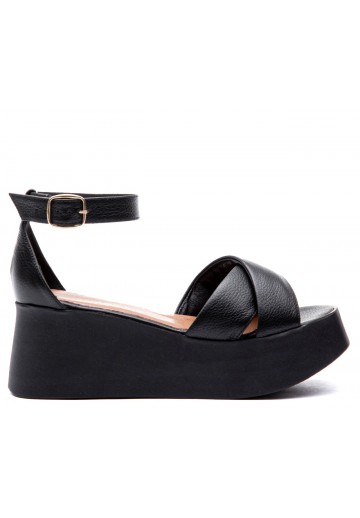 Czarne sandały na platformie