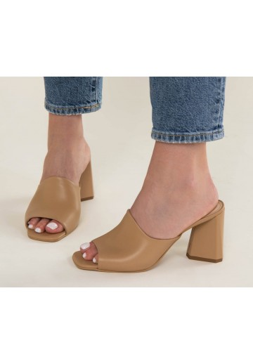 Beżowe klapki na szerokim...