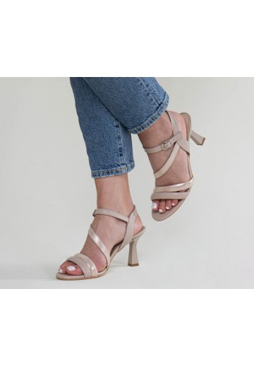 Beżowe sandały na obcasie