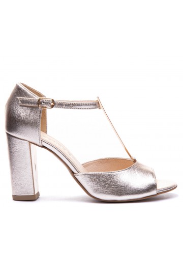 Złote sandały na słupku