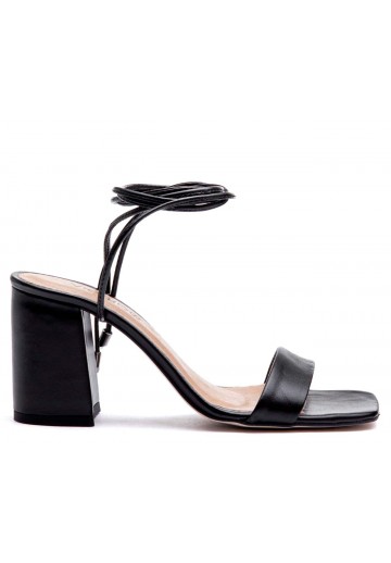 Czarne wiązane sandały