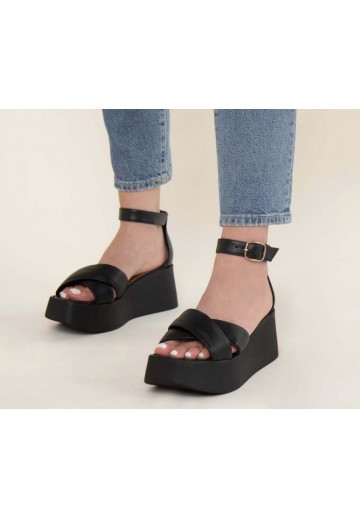 Czarne sandały na platformie