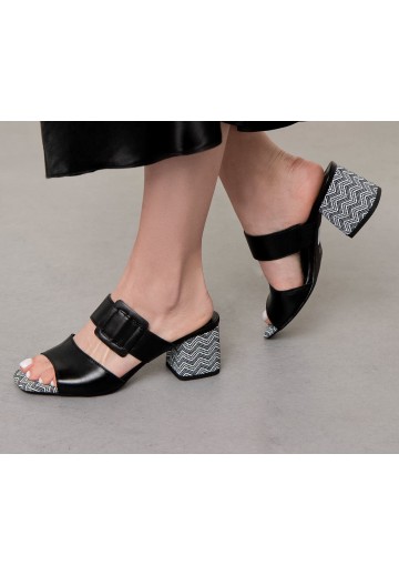 Czarne klapki z klamrą