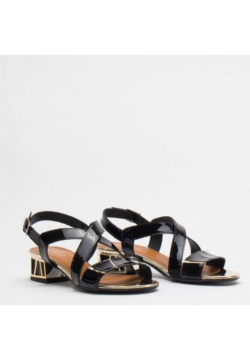 Czarne lakierowane sandały...