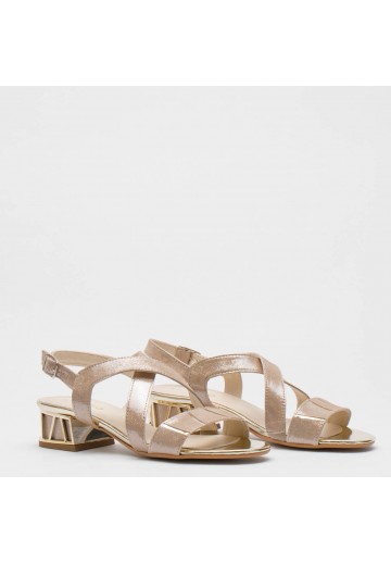 Beżowe sandały na ozdobnym...