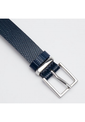 Tłoczony granatowy pasek...