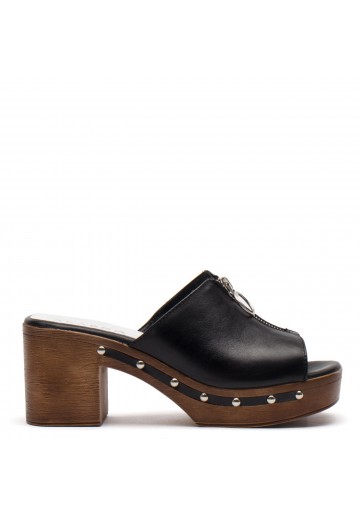 Czarne klapki na drewnianej...