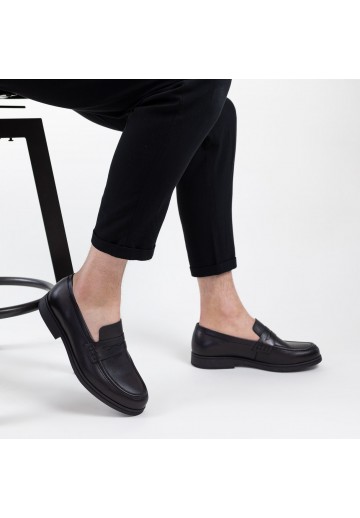 Czarne klasyczne loafersy...