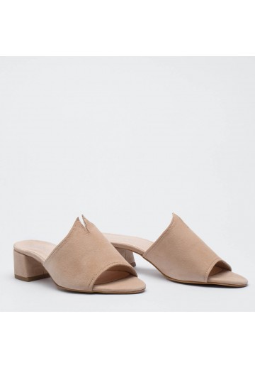 Beżowe zamszowe mule klapki...