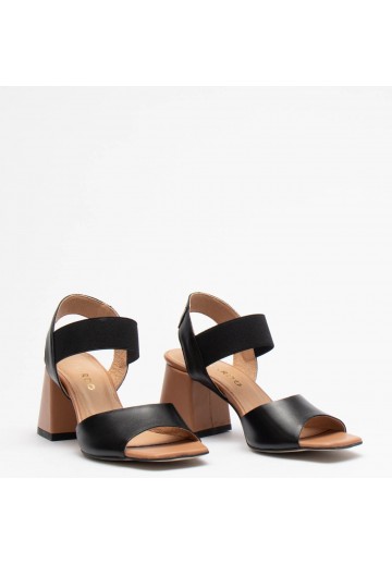 Czarne sandały na beżowym...