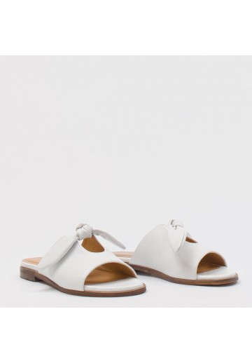 Białe klapki damskie z...