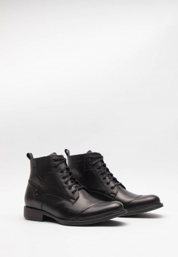 Czarne ocieplane trzewiki